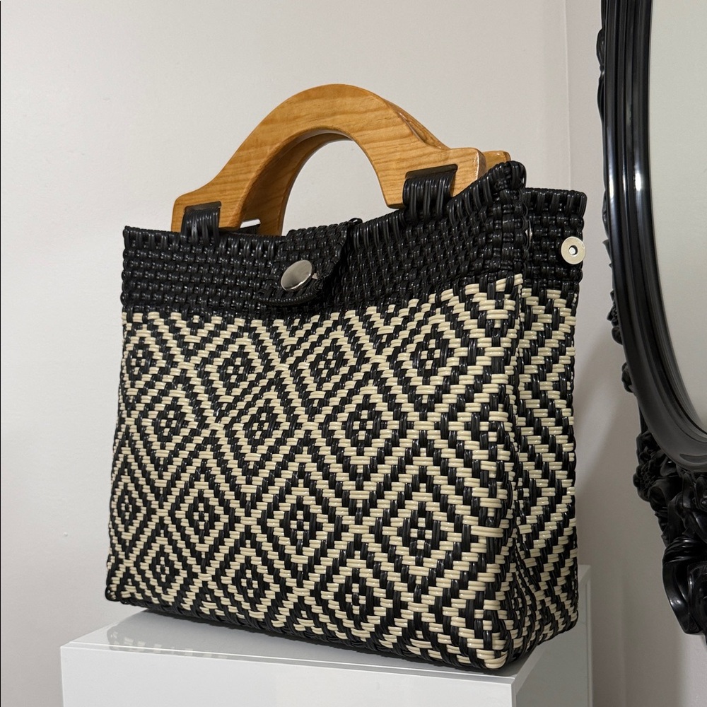 Woven 💋Final Sale 💃🏼🥰Black and Cream Tote with Wooden Handle